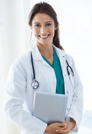 Médecin en blouse blanche examinant un patient à domicile dans le quartier Mers Sultan à Casablanca, illustrant le service sos médecin casablanca mers sultan