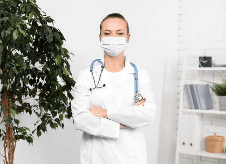 Médecin de SOS Médecins Casablanca effectuant une consultation à domicile dans le quartier de l'Ancien Médina, offrant des soins médicaux d'urgence 24h/24